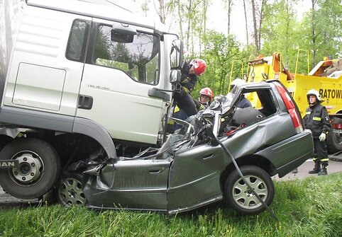 Avarija Lenkijoje: &bdquo;Volvo V70&ldquo; su dviem lietuviais palindo po sunkvežimiu