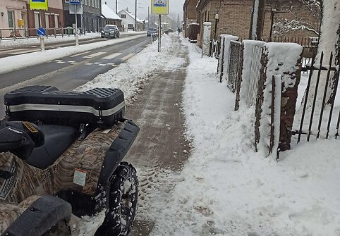 Aktyvūs miestiečiai sniegą valo ir keturračiais