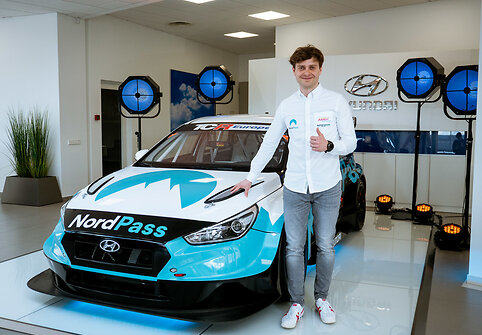 Lenktynininkas Jonas Karklys pristatė naują žiedinių lenktynių automobilį &bdquo;Hyundai i30N TCR&ldquo;