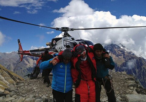 Nepale, &scaron;alia Manaslu vir&scaron;ūnės, žuvo 9 alpinistai. Kiti i&scaron;gabenti sraigtasparniu.