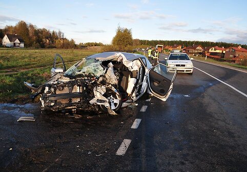 &bdquo;Kia Cee'd&ldquo; ir sunkvežimio kaktomu&scaron;a.