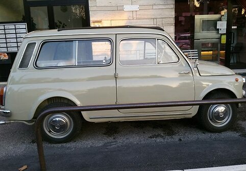 Fiat 500 universalas. Atgal atveriamos durelės i&scaron;duoda, kad tai &ndash; ankstyvasis Fiat 500 modelis.