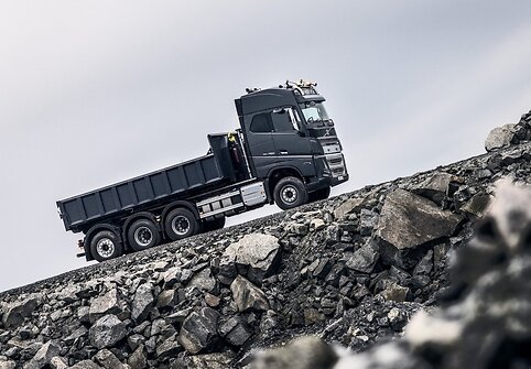 „Volvo Trucks“ pristato naujas funkcijas, skirtas saugiai vairuoti sudėtingomis sąlygomis