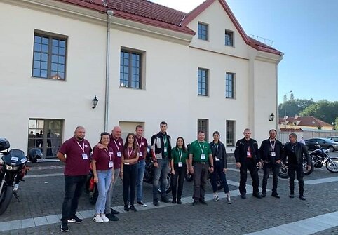 VSAT pareigūnai i&scaron; Vilniaus pasienio rinktinės, Aviacijos valdybos, Pasieniečių mokyklos ir kolegomis i&scaron; policijos startavo į intelektualų pažinimo ralį. Juos i&scaron;lydėjo kunigas Algirdas Toliatas.