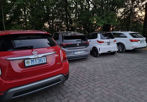 Matīss Zemītis elektromobiliu leidosi į kelionę po pietų Italiją