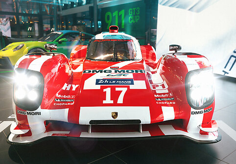 Vilniuje - &bdquo;911 Edition 50 Years Porsche Design&rdquo; ir Le Mano automobilis &bdquo;Porsche 919 Hybrid&ldquo;