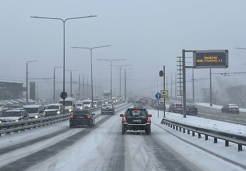 Penktadienio vakarą sugrįžus žiemai Vilniuje kilo spūstys