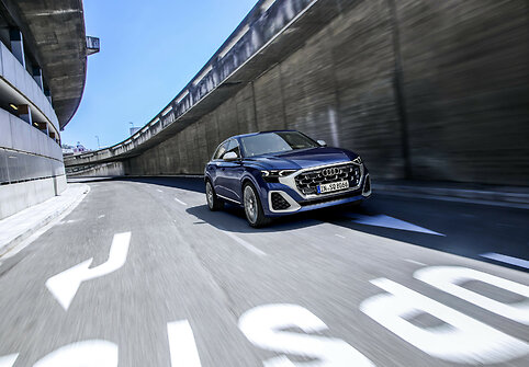 &bdquo;Audi&ldquo; pristatė atnaujintą visureigį Q8 (2023)