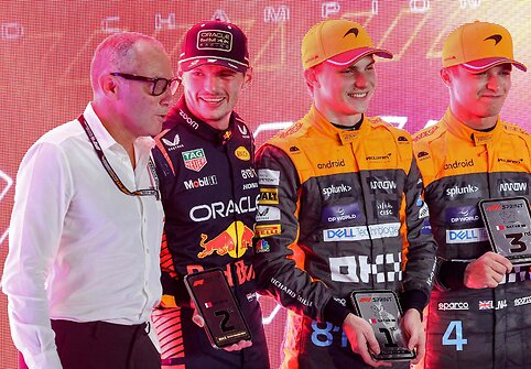 Kataro F1 sprinto podiumas: Stefano Domenicali, Maxas Verstappenas, Oscaras Piastris, Lando Norrisas