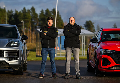 Sporti&scaron;kų automobilių testas &bdquo;Metų automobilio&ldquo; konkurse: elektrinė &bdquo;Audi&ldquo; prie&scaron; benzininį &bdquo;Porsche&ldquo;
