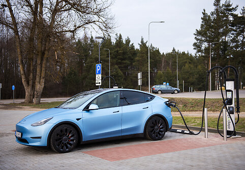 Kelyje Vilnius-Druskininkai pradeda veikti dvi 300 kW galios &bdquo;Eleport&ldquo; įkrovimo stotelės