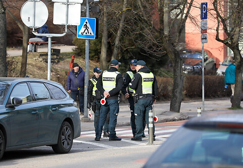 Moterų ralio dalyvės ir policija mokė teisingai pereiti gatvę