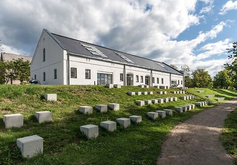 Rietave atsirado nauja kultūros erdvė: rekonstruota senosios Oginskių dvarvietės arklidė su karietine