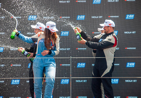 GSR Motorsport komanda 24h series lenktynėse Portimao i&scaron;kovojo 3-ią vietą GT4 klasėje