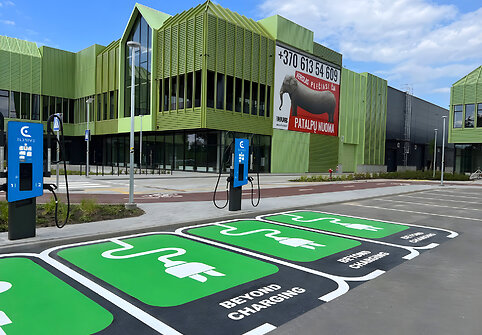 A1 magistralėje, &scaron;alia &bdquo;Urban HUB&ldquo;, pradėjo veikti vienas didžiausių elektromobilių įkrovos centrų