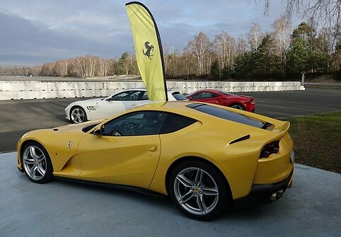 Ferrari 812 Superfast variklis yra priekyje, o išmetimo sistema baigiasi gale. (Y.Leclercq, Wikimedia(CC BY-SA 4.0)