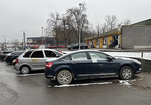 Apleisti automobiliai užsienietiškais numeriais šalia Vilniaus autobusų stoties