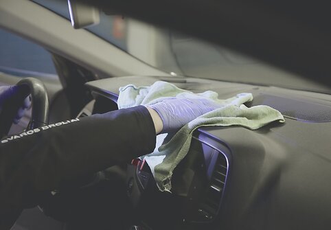 Automobilio salono plastiko valymas