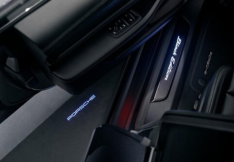 „Black Edition“: Porsche išleido „Taycan“ ir „Cayenne“