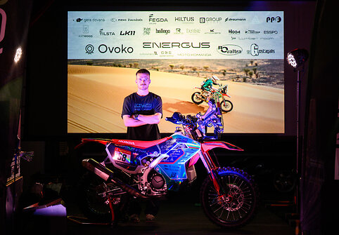 Dovydas Karka per gimtadienį pristatė savo Dakaro komandą ir motociklą
