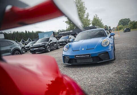 Daugiau nei 100 „Porsche“ Kauno Rotušės aikštėje ir Nemuno žiede