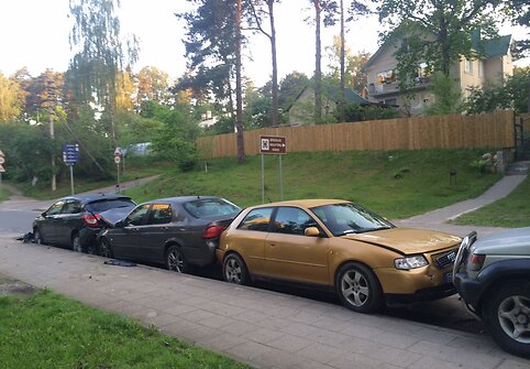 Sostinės Mokyklos gatvėje apdaužyti penki automobiliai