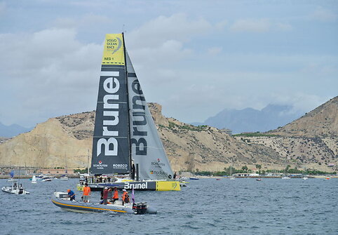 Rokas Milevičius ir &bdquo;Brunel&ldquo; komanda sėkmingai startavo regatoje aplink pasaulį &bdquo;Volvo Ocean Race&ldquo; 2014 m. spalio 11 d. 
