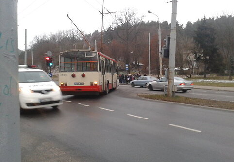 Sugedęs troleibusas sostinės T.Narbuto gatvėje