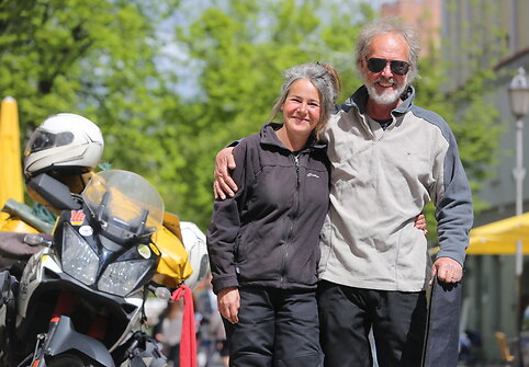 Sutuoktiniai suomis Denas ir ispanė Lola keliauja po pasaulį motociklais