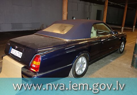 Latvijos URM aukcione parduoda iš nusikaltėlių konfiskuotą kabrioletą „Bentley Azure“.