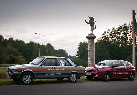 2000 km žygis i&scaron; Vilniaus į Paryžių su 30 metų senumo &bdquo;Peugeot 305&ldquo; ir naujuoju 308
