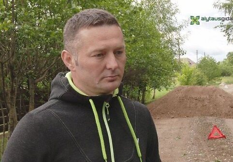 Užtverta gatvė Alytaus rajono Radžiūnų gyvenvietėje