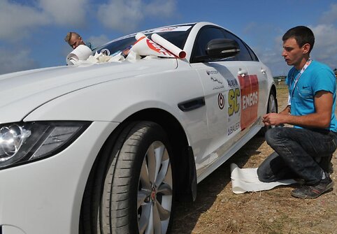 Lenktynių &bdquo;Rescue car&ldquo; oficialiai tituluojamas &bdquo;Jaguar F-Pace&ldquo;, o &bdquo;Safety car&ldquo; &ndash; &bdquo;Jaguar XF&ldquo;