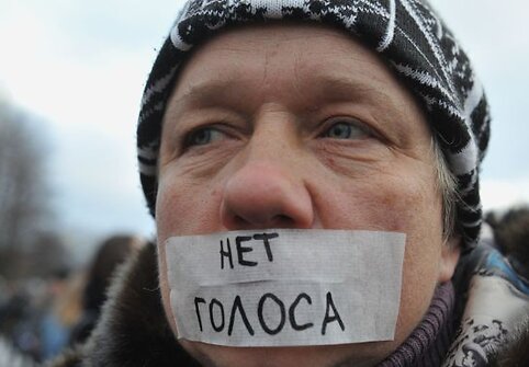 I&scaron;radingiausi demonstrantų plakatai ir kaukės