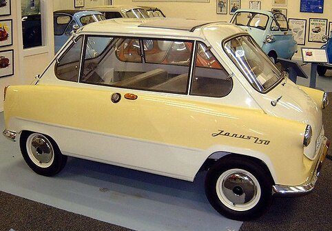 Ar greitai pažvelgę pasakytumėte, kurioje pusėje &scaron;io automobilio priekis? (The Bruce Weiner Microcar Museum, Wikimedia(CC BY 2.5)