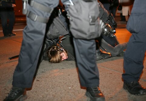 Oklande protestuotojai susigrūmė su policija.