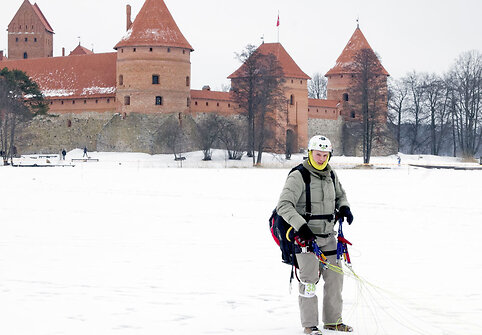 Parasparnių entuziastai Vasario 16-ąją okupavo Trakų dangų.