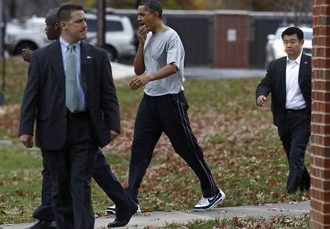 Barackas Obama krep&scaron;inio aik&scaron;telę paliko prakirsta lūpa.