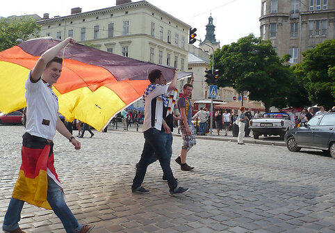 Vokiečių futbolo aistruoliai Lvovo gatvėje