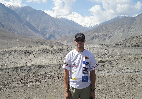 Ernestas Nanga Parbat (8125 m) fone. &Scaron;is kalnas yra vienas pavojingiausių pasaulyje, jis pramintas &bdquo;kalnu žudiku&ldquo;. Tikras kalno pavadinimas rei&scaron;kia &bdquo;Nuogas kalnas&ldquo;.