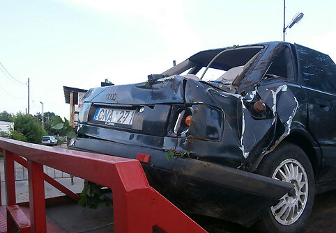 Automobilis &bdquo;Audi 80&ldquo; po avarijos