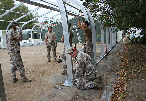 Adažių poligone Latvijoje statomas palapinių miestelis pratybų dalyviams