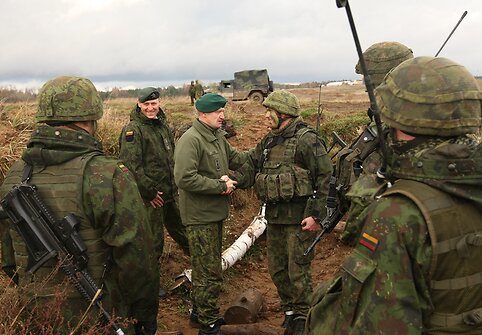 Gen. mjr. Almantas Leika bendrauja su kariais pratybose „Steadfast Jazz“