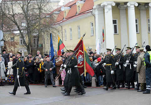 Vidurdienį Simono Daukanto aikštėje prieš prezidentūrą tradiciškai buvo iškilmingai pakeltos trijų Baltijos valstybių vėliavos.