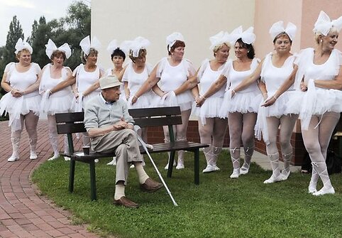 Pensionato vyriškis mėgavosi šokiu iš arčiau.