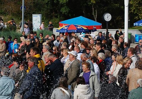 J.Basanavičiaus gatvę, kaip ir šiltomis vasaros dienomis, užgulė pasivaikščiojimų mėgėjai ir smalsuoliai.