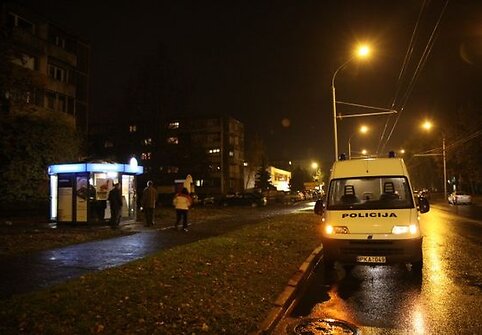Policija atvažiavo į įvykio vietą.