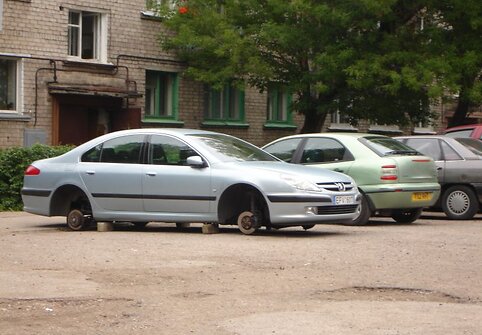 Kaune, Šančių mikrorajone Merūno automobilį vagišiai paliko stovintį ant plytų.