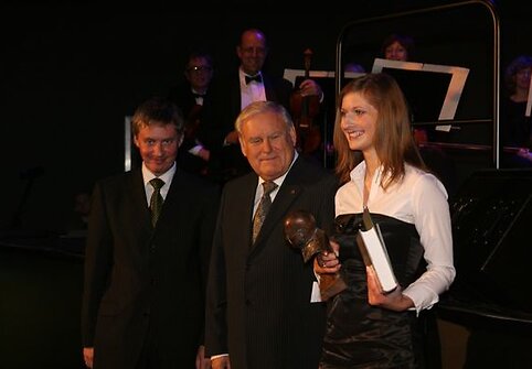 P.Vileišio vardo premija apdovanota geriausia moksleivė Diana Savickytė iš Panevėžio Juozo Balčikonio gimnazijos.
