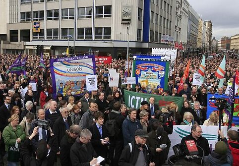Manoma, kad į protesto akcijas Šiaurės Airijoje susirinko apie 10 tūkst. žmonių. (2009-03-11)